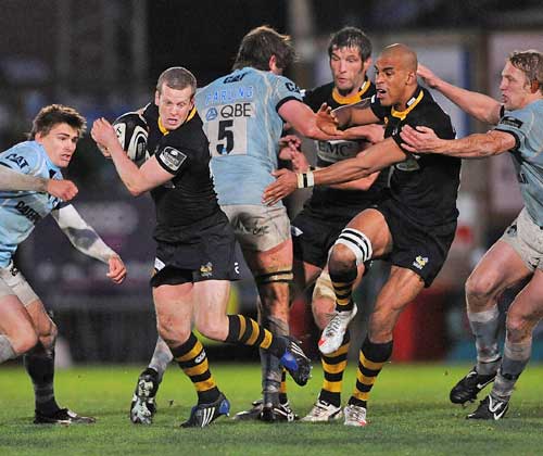 Wasps' Dave Walder exploits a gap in the Leicester defence