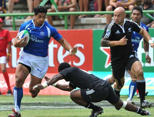 Alafoti Fa'osiliva takes on the New Zealand defence