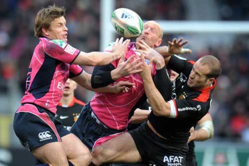 Cardiff Blues and Toulouse vie for the ball