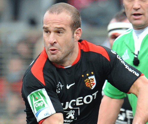 Toulouse scrum-half Frederic Michalak looks for support