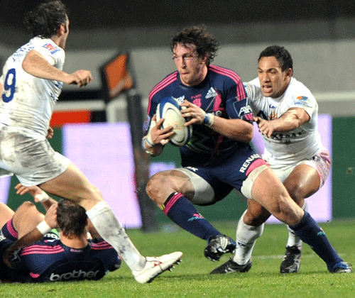 Stade flanker Mauro Bergamasco attempts to exploit a gap