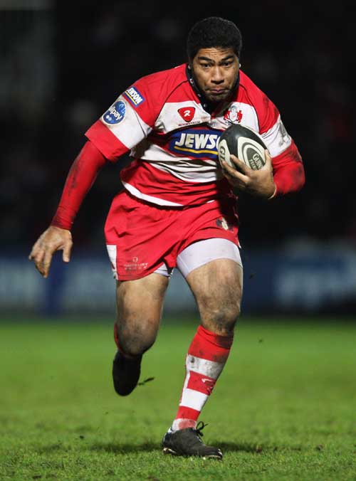Gloucester wing Lelsey Vainikolo on the charge