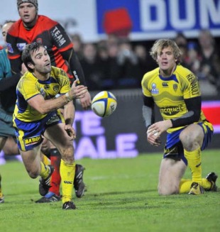 Clermont scrum-half Morgan Parra feeds his backline, Clermont Auvergne v Toulon, Top 14, Stade Marcel Michelin, January 3, 2009