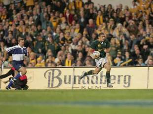Springbok winger Bryan Habana careers down his flank on his way to scoring his second try against Australia, Australia v South Africa, Tri Nations, Subiaco Oval, August 20 2005.