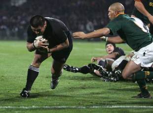 New Zealand hooker Keven Mealamu slides past Ricky Januarie to score the winning try, New Zealand v South Africa, Tri Nations, Carisbrook, August 27 2005.