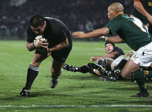 Keven Mealamu scores the winning try against South Africa