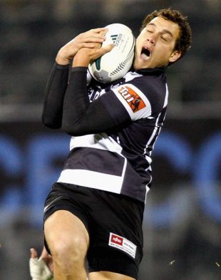 Jason Kupa of Hawkes Bay catches the ball during the Air New Zealand Cu p match between Canterbury and Hawkes Bay, Christchurch, New Zealand on September 27, 2008 