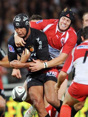 Biarritz flanker Magnus Lund (R) fights with Toulouse flanker Thierry Dusautoir (L) during the French Top 14 rugby union match StadeToulousain vs Biarritz in Toulouse's stadium on September 7, 2008. 
