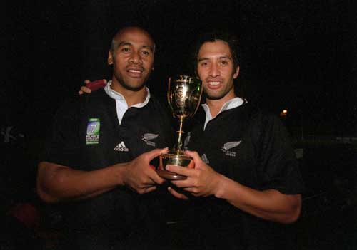 Jonah Lomu and Karl Te Nana pose with the Melrose Cup