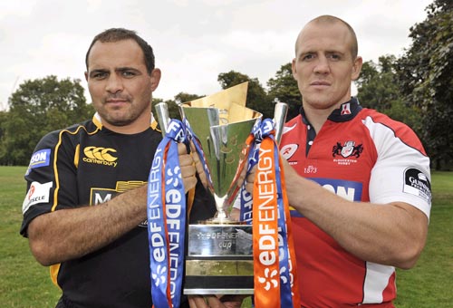 London Wasps' Raphael Ibanez and Gloucester's Mike Tindall pose with the Anglo-Welsh Cup
