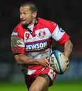 Gloucester fly-half Carlos Spencer looks to move the ball