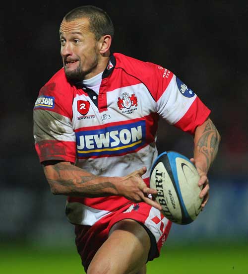 Gloucester fly-half Carlos Spencer looks to move the ball