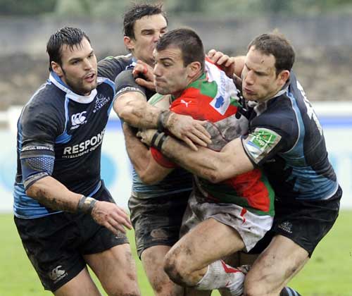 Biarritz centre Laurent Tranier is shackled by the Glasgow defence
