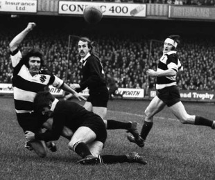Tom David flings a pass to Derek Quinnell, Barbarians v New Zealand, Cardiff Arms Park, January 27, 1973