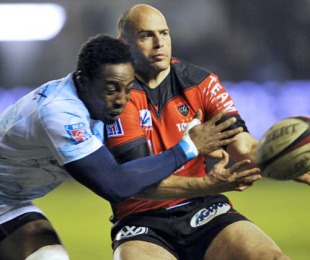 Toulon's Felipe Contepomi off loads the ball under pressure from Montpellier's Fulgence Ouedraogo, Toulon v Montpellier, Top 14, Stade Felix Mayol, Toulon, France, January 27, 2010