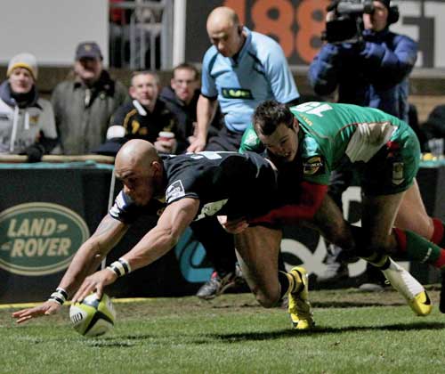 Wasps' Tom Varndell dives in score a try
