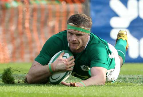 Jamie Heaslip scores Ireland's opening try