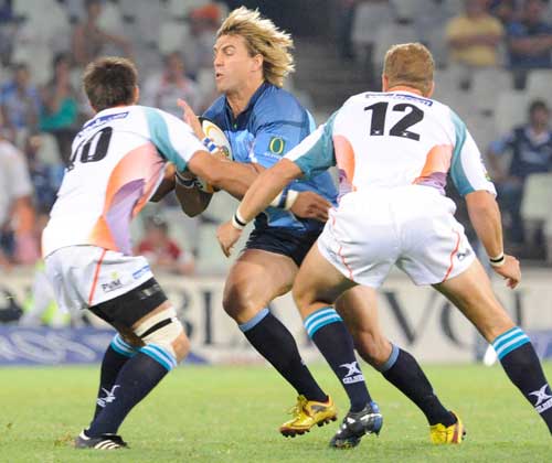 The Bulls' Wynand Olivier is tackled by the Cheetahs' Naas Olivier and Meyer Bosman