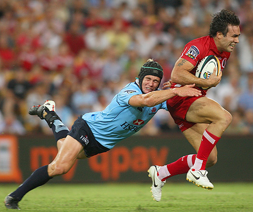 Berrick Barnes attempts a tackle on Rod Davies on his return to Queensland as a Waratah