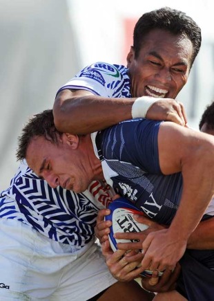 Samoa's Pale Toelupe gets to grips with Scotland's Colin Shaw, IRB Sevens World Series, Sam Boyd Stadium, Las Vegas, February 13, 2010
