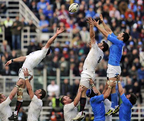 England and Italy compete for a lineout