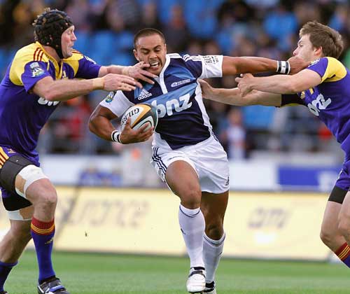 The Blues' Rudi Wulf spots a gap in the Highlanders' defence