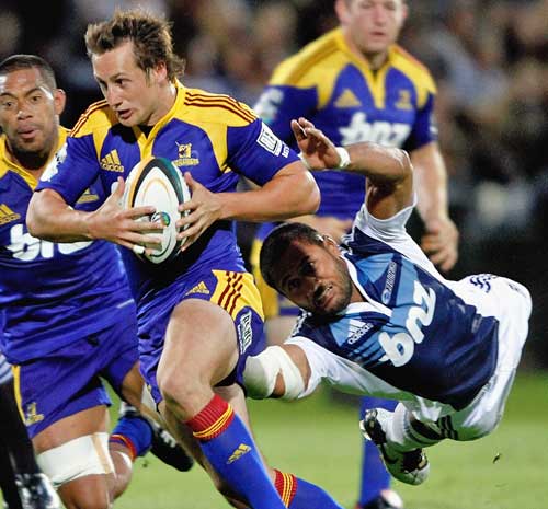The Highlanders' Michael Hobbs breaches the Blues' defence