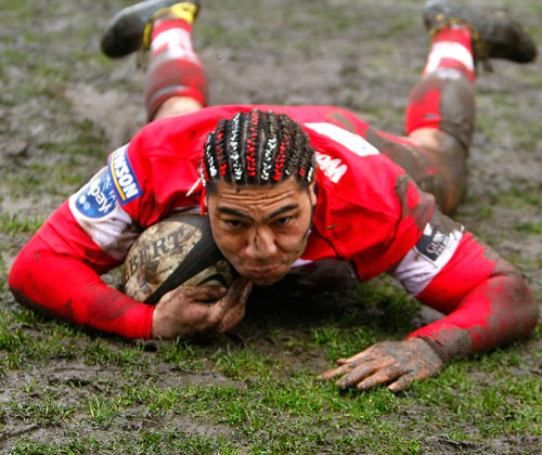 Gloucester wing Lesley Vainikolo scores the game's opening try