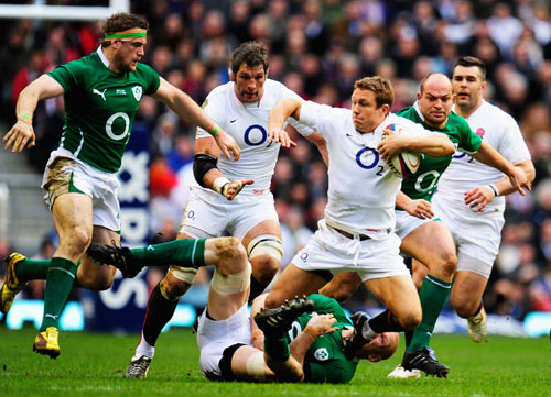 Jonny Wilkinson struggles to break free from Paul O'Connell's clutches