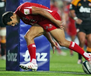The Reds' Will Chambers touches down for a try, Chiefs v Reds, Waikato Stadium, Hamilton, New Zealand, March 5, 2010