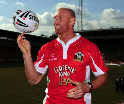 Wales' record caps-holder Gareth Thomas is unveiled as a Crusaders rugby league player