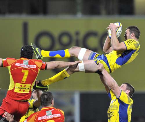 Clermont flanker Alexandre Lapandry wins a lineout