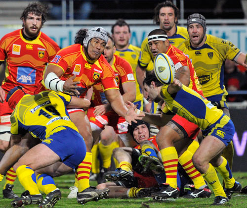 Perpignan's Robins Tchale-Watchou loses possession in the tackle
