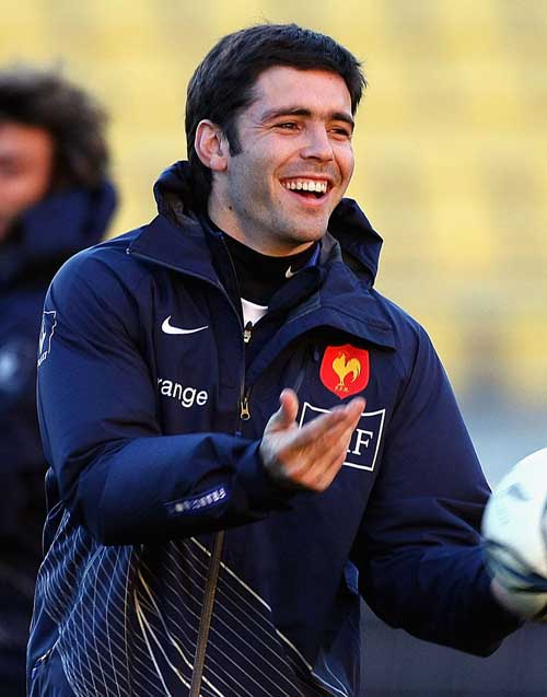 France scrum-half Dimitri Yachvili passes the ball in training